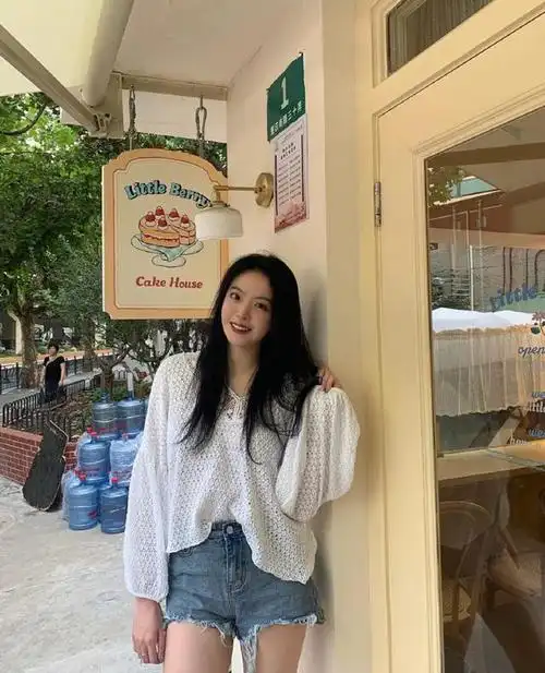 华谊千金王文也cos美人鱼,紧身鱼尾裙秀身材,头戴皇冠气质好