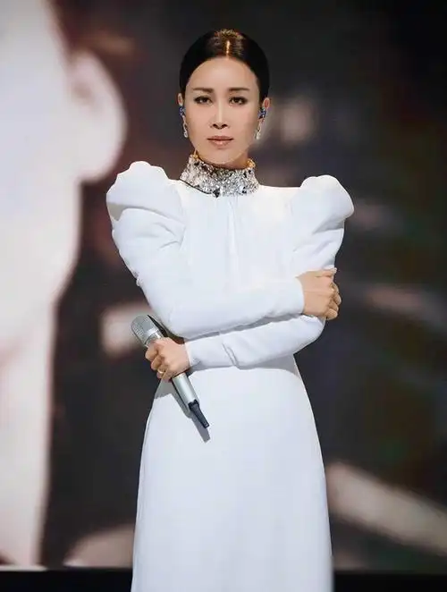 "也有网友称赞道:"那英的生活态度真的很潇洒,不受年龄和外界舆论的