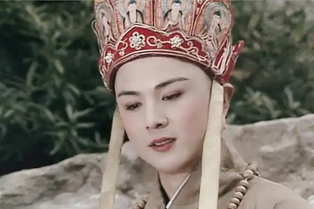 61岁"唐僧"徐少华景区穿袈裟献唱,最帅唐僧变得沧桑