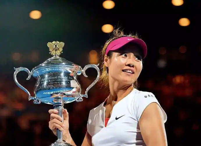 李娜在澳大利亚墨尔本的罗德·拉沃尔球场捧起了澳网冠军奖杯
