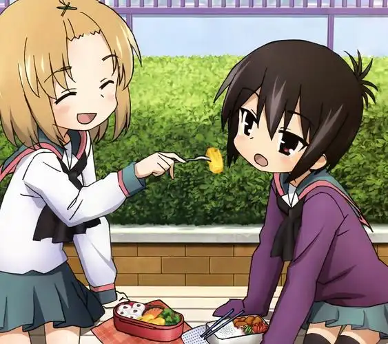 求女生喂男生吃东西的清晰图片