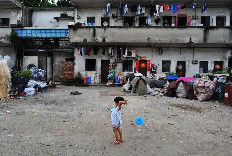 东莞外来工孩子生活:每天排队喝一口橙汁