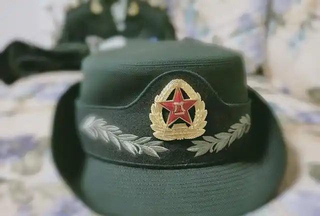 虽然不是中国女军人专属的第一款军帽但却是最受群众欢迎的