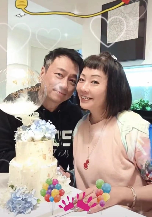 57岁黎耀祥庆银婚纪念日爱妻戴31万手镯气质出众晒居家腻歪照