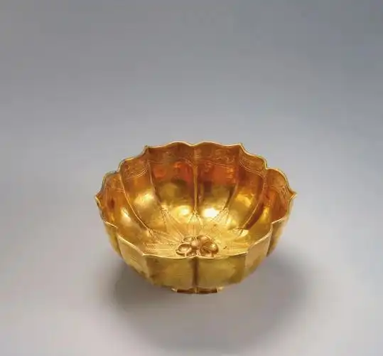 北宋/金代钧窑紫斑折沿盘,紫红色斑块绚丽典雅,与蓝釉交相辉映,似天边