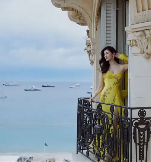 作为模特,何穗的身高达到了接近一米八的高度,可以说是非常的有气场了