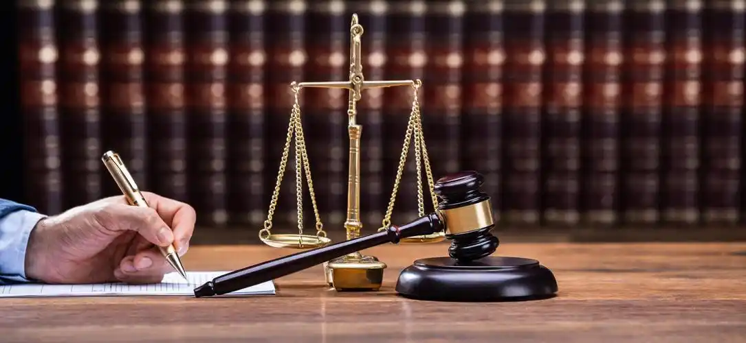 法官在桌子上写法律文件