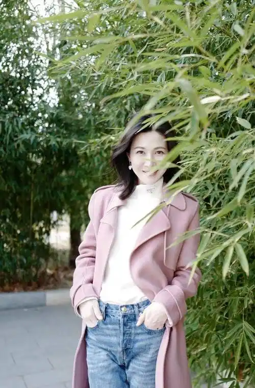 素颜的童蕾依然精致耐看,粉色风衣搭配蓝色牛仔裤,时尚cp_白色_高领