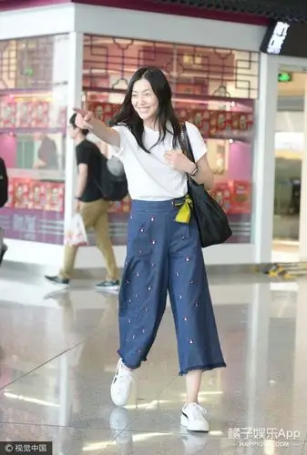 谢幕戛纳刘雯一身俏皮装回国报到,高个儿表姐
