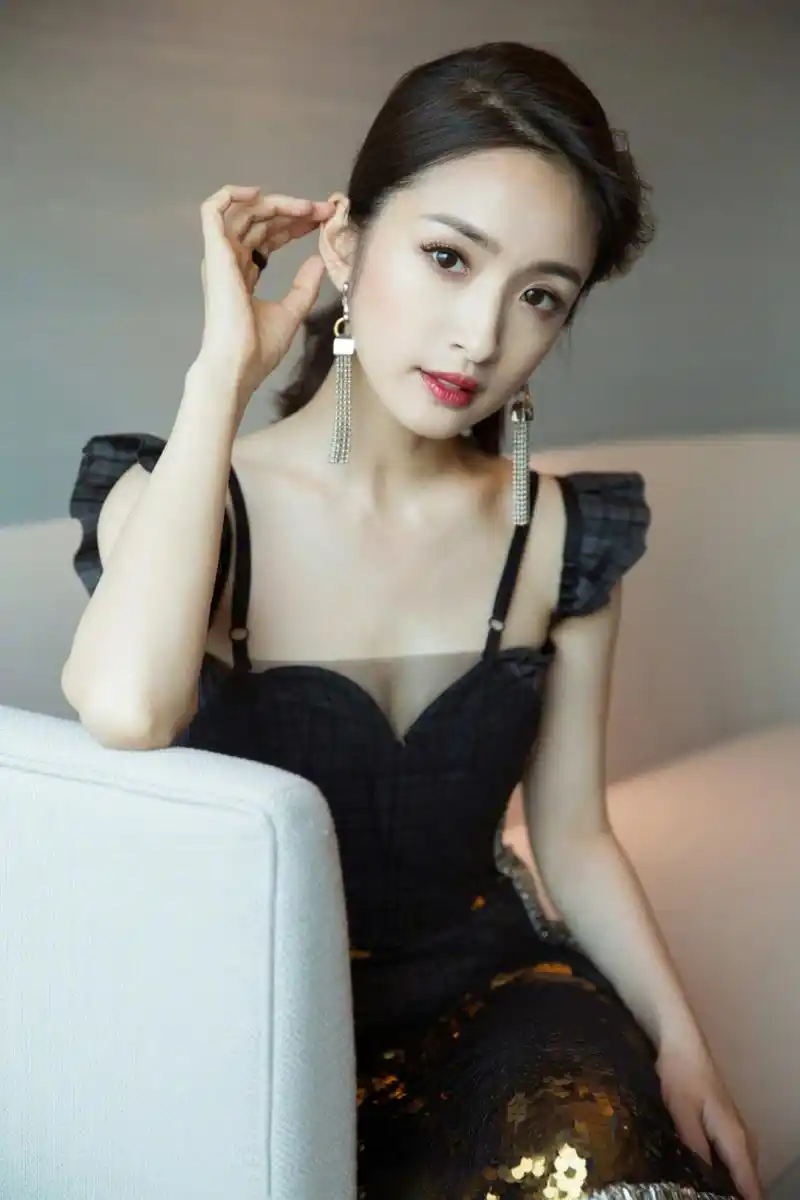 林依晨拍写真穿搭还挺时髦