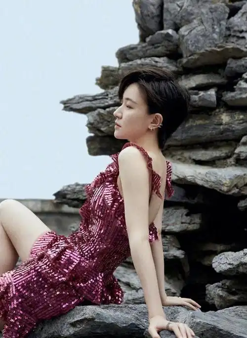 焦俊艳165身材真骨感亮片连衣裙穿出高级感配短发气场更强大