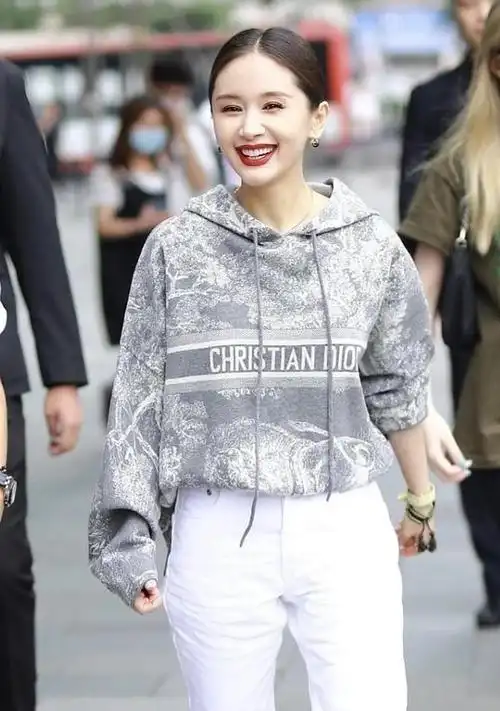 王子文衣品真好!黑色t恤配迷彩裙穿出优雅感,小个子也可以很美