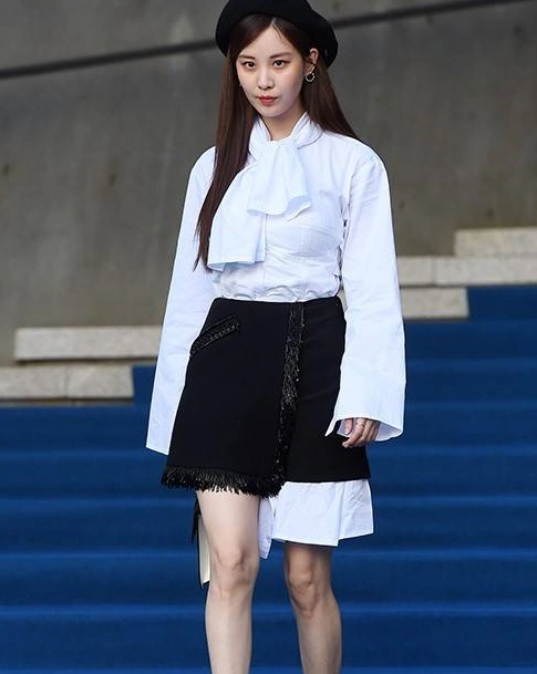 徐贤紧出名了,很窄的短裙硬要塞衬衫进去,网友:勒的变形了!