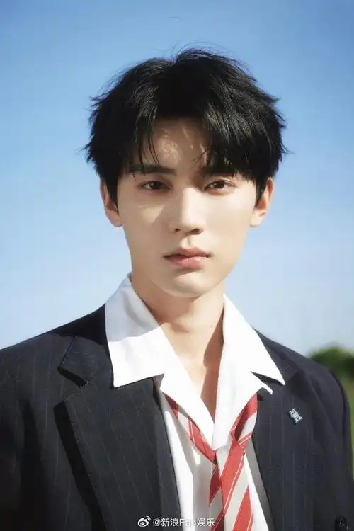 周翊然,帅得很轻松的一款现偶男主