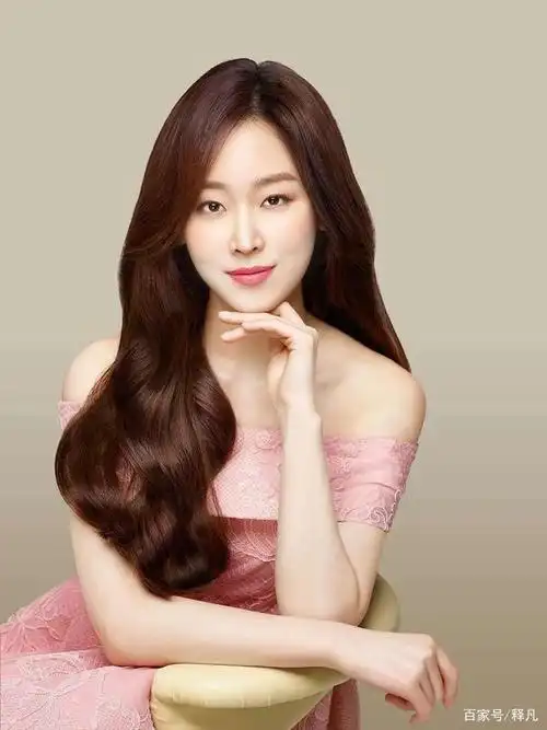 韩国女艺人徐玄振近日为某杂志最新一期拍摄了一组写真,绝对靓丽多姿.