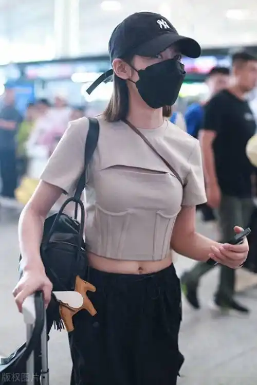 陈钰琪现身北京机场,黑色棒球帽米色镂空t恤时尚甜酷