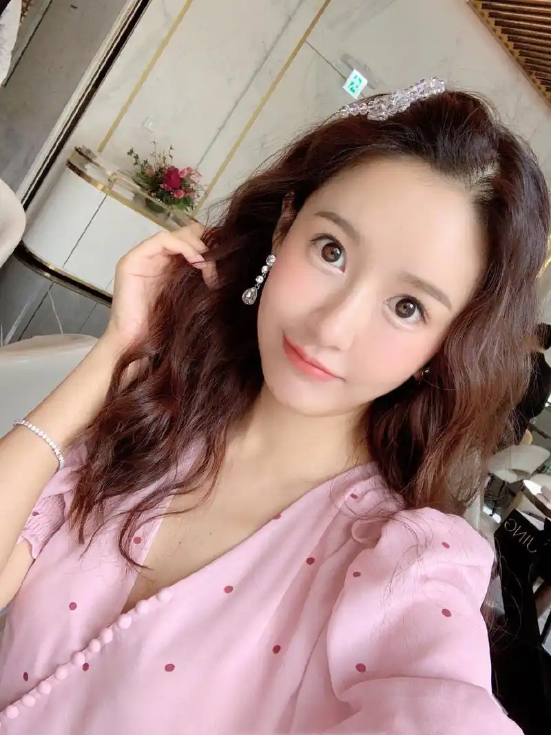 陈赫35岁妻子张子萱,一袭粉裙卷发配水蜜桃妆太甜,长腿更不低调