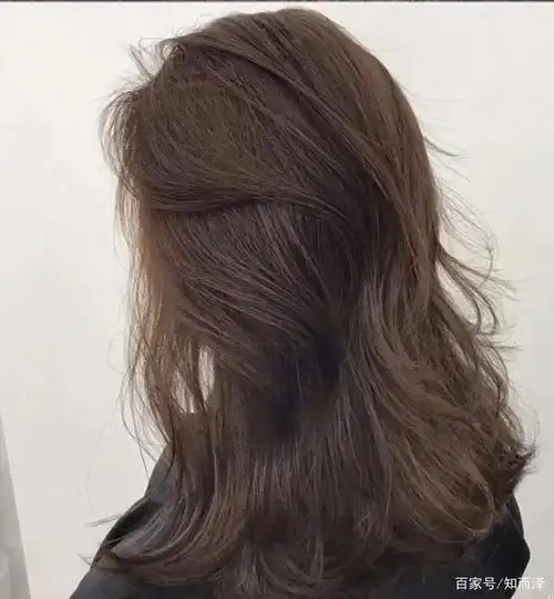 深巧克力算是经典的发色了,学生白领职场都能驾驭,不挑人且百搭的色系