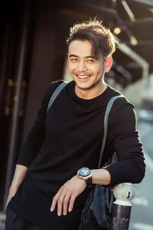 小包总杨烁最新街拍化身摄影师记录美好瞬间