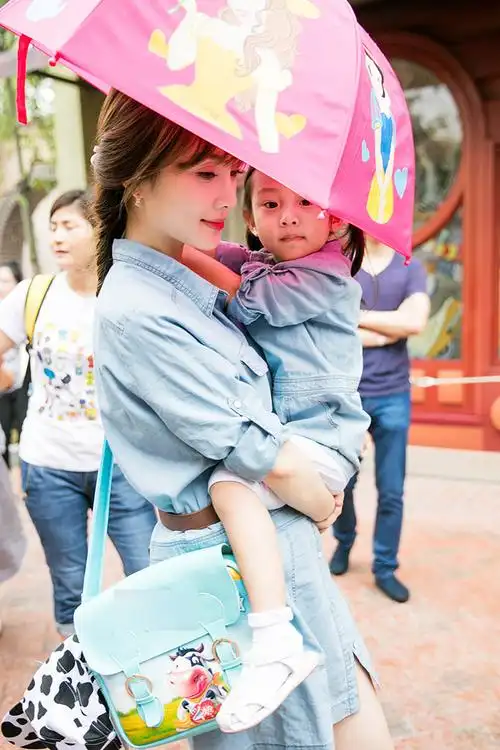 李小璐小甜馨共游迪士尼 亲子装温馨引人称羡
