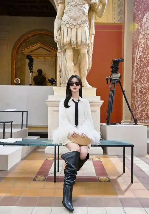 杨紫最新造型曝光,穿露脐装大秀蚂蚁腰,嘟嘴卖萌少女感十足_照片_时装