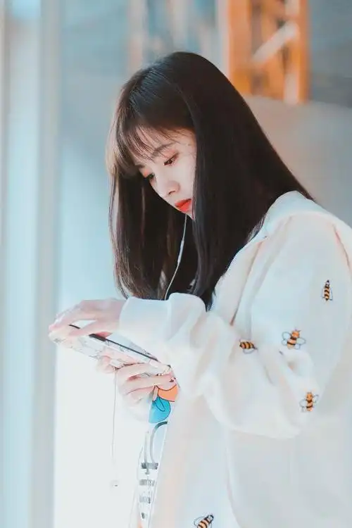 鞠婧祎穿白色外套配黑色破洞长裤现身拿手机整理发型显呆萌清纯