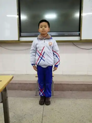 首先是小主持的站姿展示,瞧,我站得多精神!