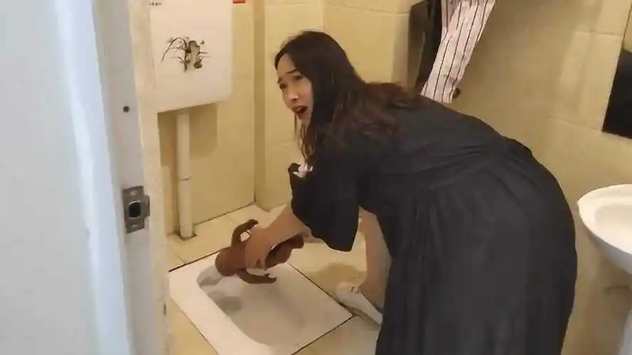 孕妇9个月上厕所拉大便用力过猛看到马桶里的婴儿头傻眼了