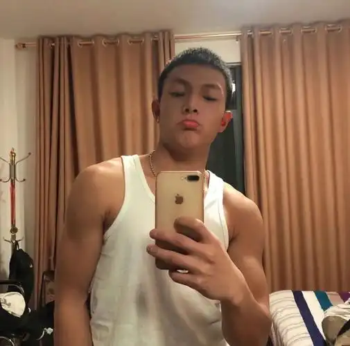 【福利】福建泉州爱自拍的嘟嘴大男孩,可盐可甜太可爱