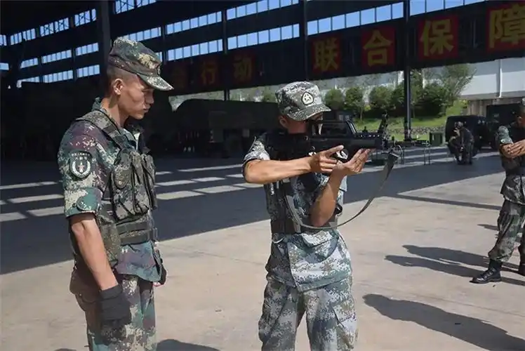 火箭军某部特种警卫集训,岂止一个"帅"!