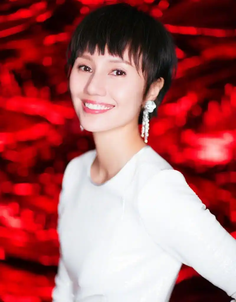 袁泉一组生活照片曝光,每一帧都像是一首诗,讲述着生活的故事,流淌着