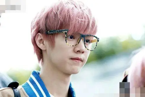 男生戴眼镜适合中分发吗 帅酷有型的男生短头发打造