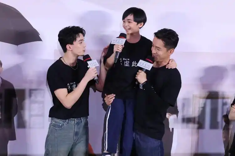 电影不虚此行首映礼媒体专场胡歌抱小演员与吴磊同框合影