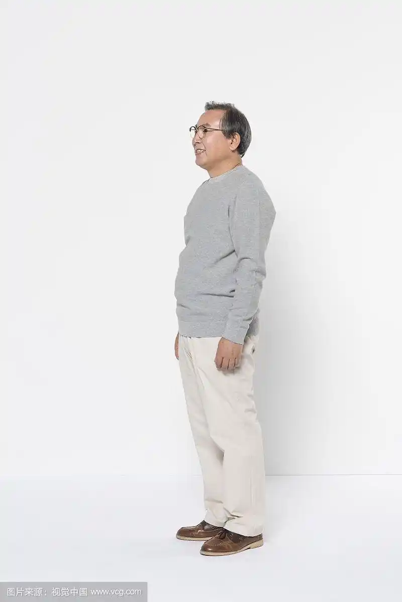 老年男子站立摄影