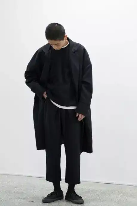 男生全身黑色系搭配干净利落又酷帅,掌握4个搭配技巧,避免沉闷感.