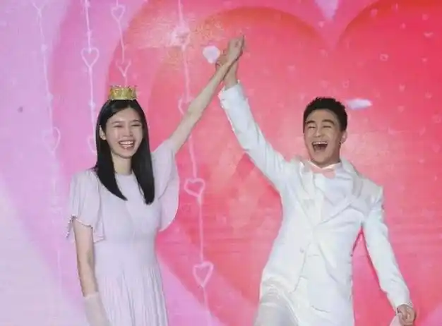 吴佩慈三胎了还没有结婚.梁洛施没结婚还生三个儿子结果呢?