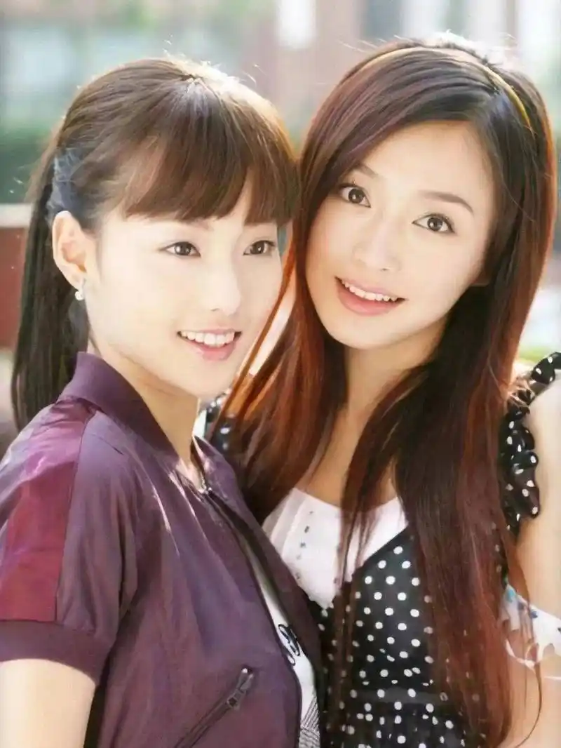 秦岚和张嘉倪绿萍和紫菱,一个长得像冻龄美人,一个有点老了_身材_活动