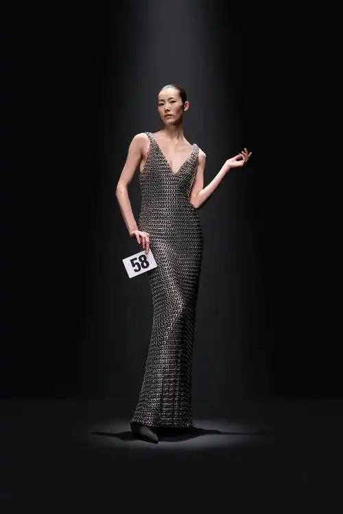 阔太奚梦瑶台下看秀vs超模刘雯台上走秀:维密超模的不同人生|刘雯