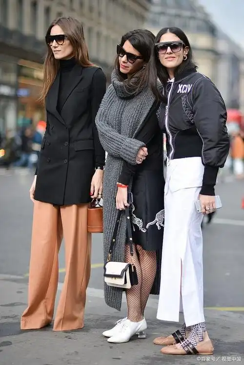 注重细节,色彩以及不同材质的混搭,将不同风格,颜色,材质的服装搭配在