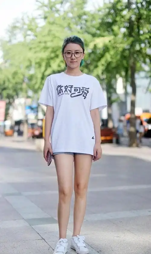 杭州的街拍美女很清纯自然的街头美女你喜欢吗