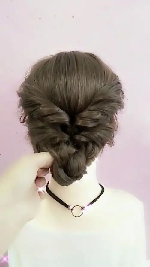 穿晚礼服的时候也可以用这种发型,因为真的很漂亮
