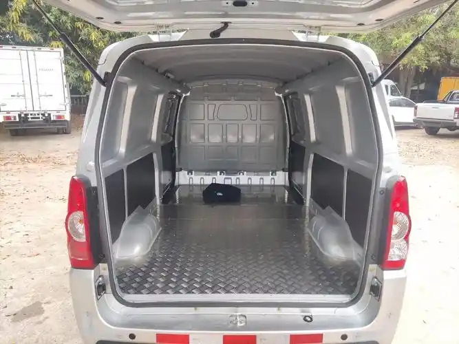 五菱ev50新能源面包货车,搭载宁德时代电池,超长续航300