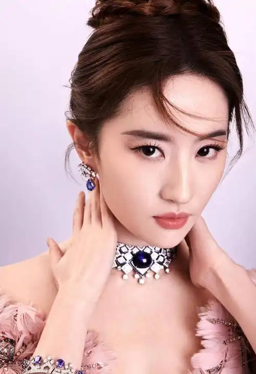 刘亦菲穿粉色羽毛裙似孔雀公主仙女下凡盘发造型温婉动人