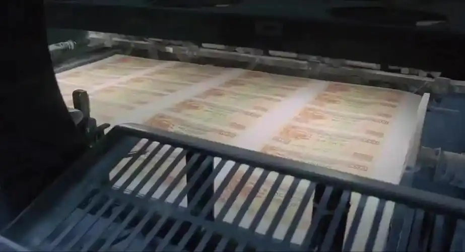 刘青云在印钞机上做手脚,以为发大财了,结果印出的钱明年才能用