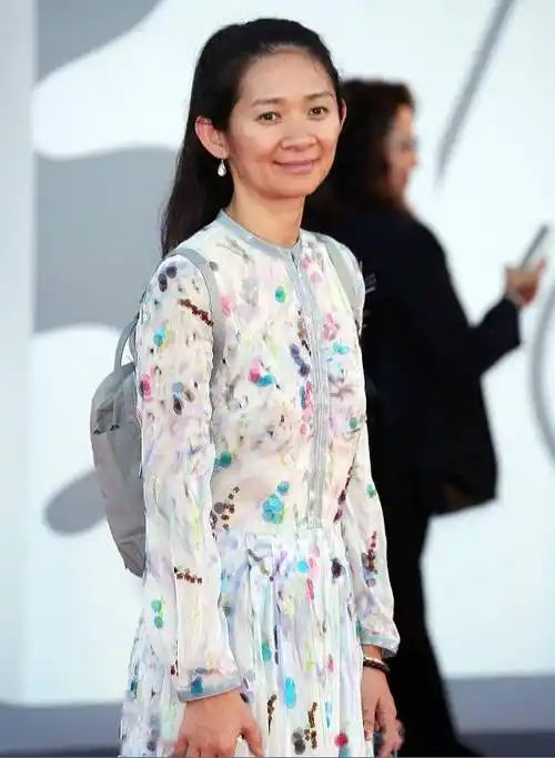 中国女导演闪耀威尼斯,穿碎花裙尽显东方美,素颜比巩俐还惊艳_赵婷