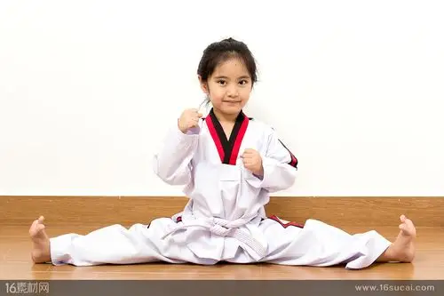 练习跆拳道的小女孩高清图片