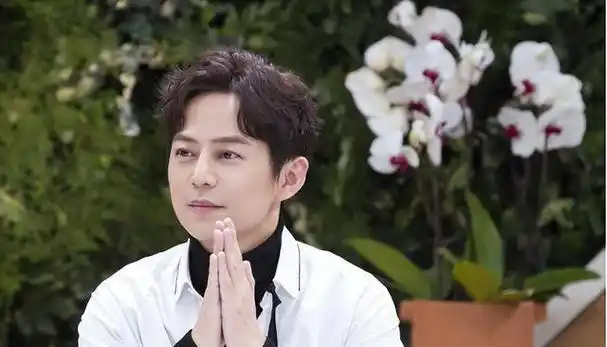 同样是主持人对比陈鲁豫何炅与杨澜差距就出来了