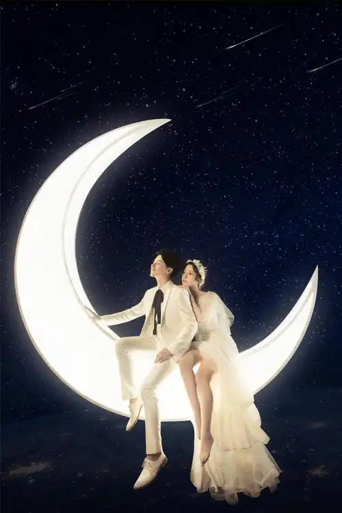 你见过坐在月亮上的婚纱照吗?新月如钩,佳人如斯.