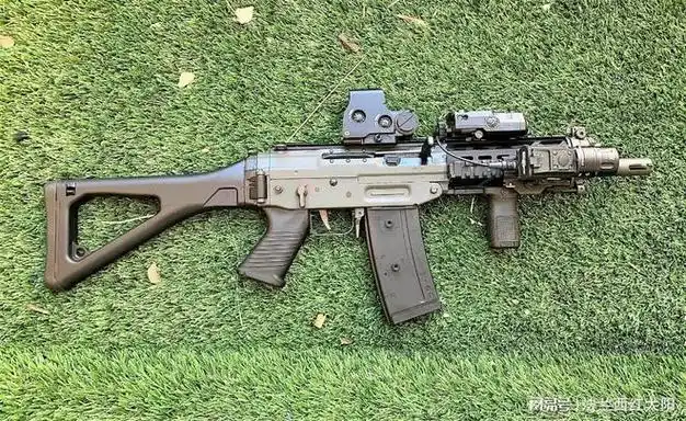 swiss arms sig sg 553突击步枪的主要技术参数:产地:瑞士swiss arms
