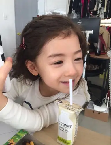 头像女小孩沈佳昕